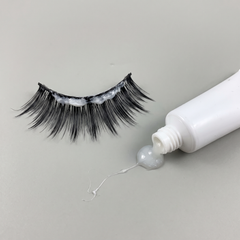 Wimpern mit Kleber